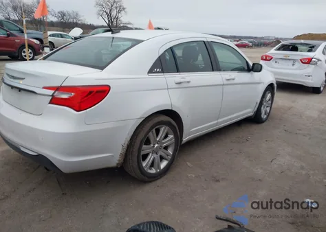 2013 Chrysler 200 Lx z USA, uszkodzony, nr VIN 1C3CCBAB3DN639843